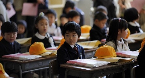 Trẻ vùng động đất sóng thần tị nạn nơi khác bị kỳ thị