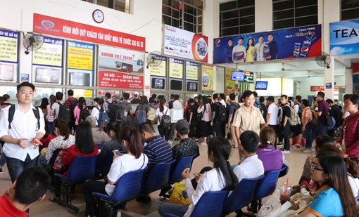 Ùn ùn mua vé, đón xe về quê nghỉ lễ