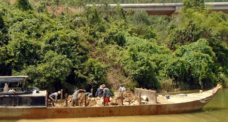 Kè chống sạt lở khẩn cấp thi công kiểu “rùa bò”