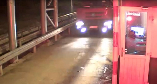 Clip xe tải gây tai nạn ở Gia Lai điên cuồng lao qua trạm thu phí