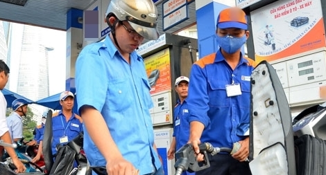 Triển khai dán tem đồng hồ công tơ tổng cột đo xăng, dầu