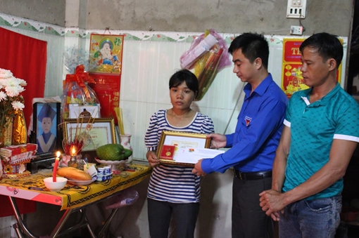 Trao huy hiệu “Tuổi trẻ dũng cảm” tặng em học sinh quên mình cứu 4 bạn đuối nước