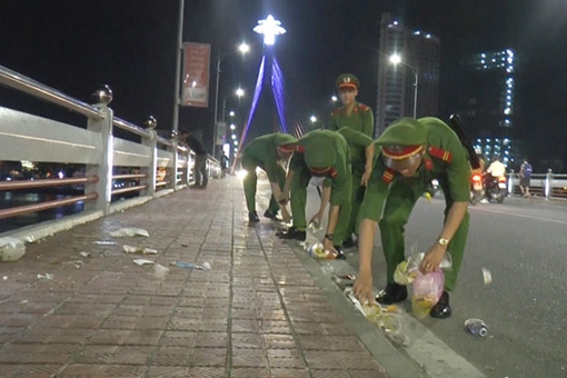 Du khách ấn tượng trước hành động đẹp của cán bộ Công an Đà Nẵng