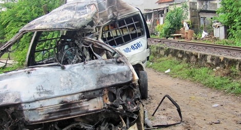 Xe 15 chỗ bị tàu hỏa kéo lê 200m bốc cháy ngùn ngụt