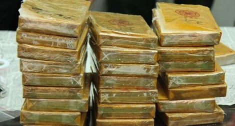 1 đối tượng tự thú giao nộp 30 bánh heroin giấu trong ô tô