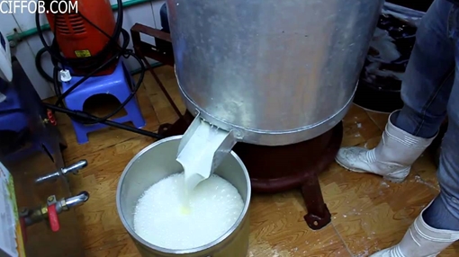 Sản xuất sữa đậu nành “chui”  giữa khu tập thể