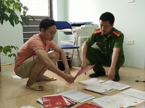 Kỹ sư xây dựng  sản xuất con dấu và giấy tờ giả tại gia