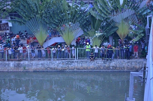 Dân vây cầu Chà Và xem cứu hộ người tự tử