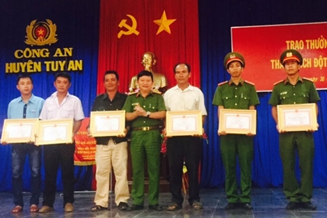 Khen thưởng một tập thể và 6 cá nhân truy bắt cướp giật