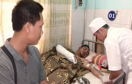 Côn đồ xông vào trụ sở, chém gãy tay Phó công an xã