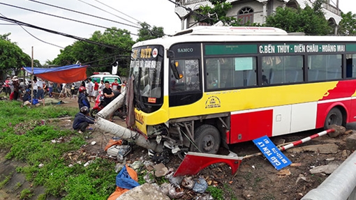 Tài xế xe ôm tử nạn thương tâm sau cú đâm kinh hoàng của xe buýt