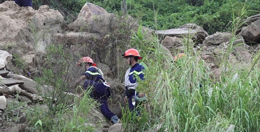 Lội rừng giải cứu du khách chơi dù lượn mất tích trong rừng