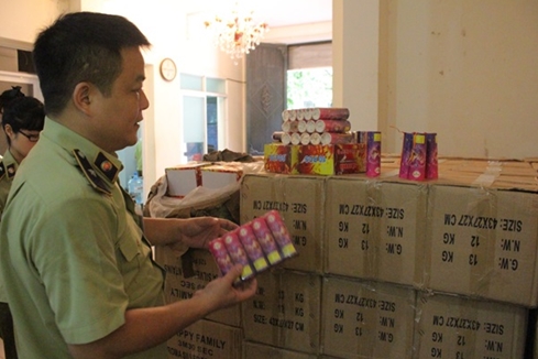 Tạm giữ gần 2 tấn pháo điện không rõ nguồn gốc