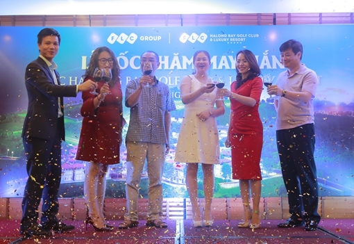 Một khách hàng trúng thưởng hai xe Mercedes khi mua nhà