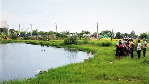 Phát hiện thi thể nam thanh niên nổi trên hồ nước