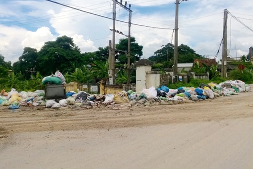 Rác thải sinh hoạt ngập đường huyện Thuỷ Nguyên