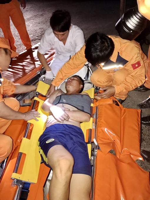 Cứu nạn thợ máy tàu vận tải biển quốc tế đang vận hành ngoài khơi