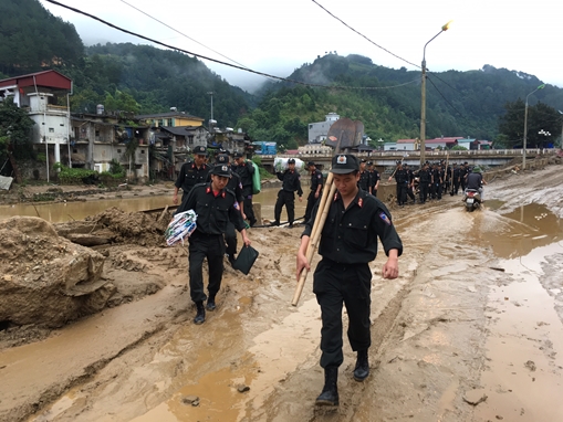 Trung đoàn CSCĐ Tây Bắc giúp dân khắc phục hậu quả sau lũ quét
