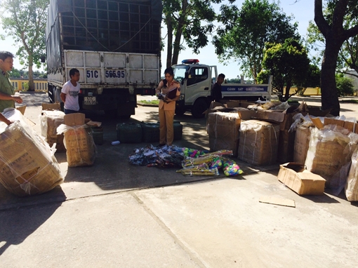 Ô tô tải vận chuyển hàng nghìn súng nhựa