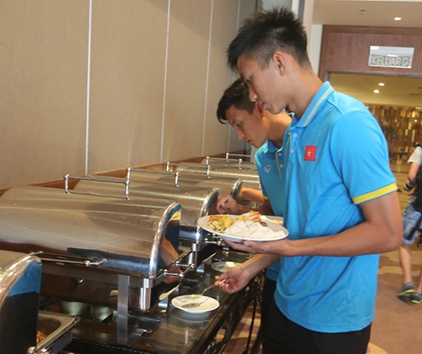 Tuyển thủ U22 Việt Nam tấm tắc khen đồ ăn Malaysia ngon