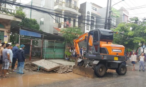 Đi học về, bé gái 12 tuổi tụt xuống cống bị nước cuốn trôi