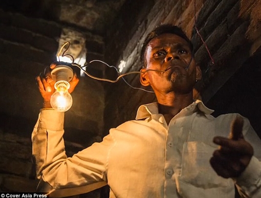 Người đàn ông cứ đói là ăn điện thay cơm 