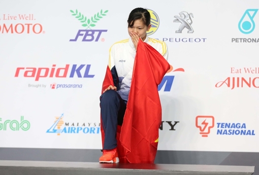 Ánh Viên lau nước mắt khi nhận HC vàng