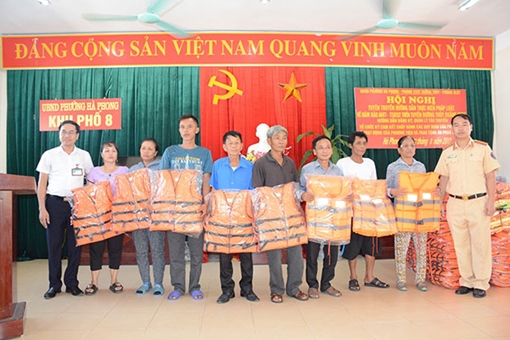 Tặng phao cứu sinh cho ngư dân trên vịnh Hạ Long