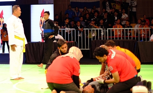 Bị đánh ngất xỉu, võ sĩ Malaysia vẫn nhận huy chương vàng