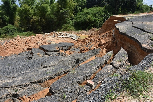 Kè hơn trăm tỷ đồng chống sạt lở: Chưa xong đã gặp… “sự cố”