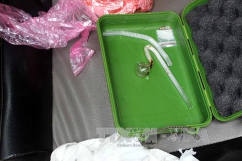 Thu giữ ma túy trên xe ô tô gắn biển xanh giả