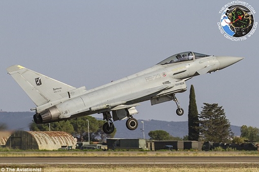 Máy bay chiến đấu Italia lao xuống biển, phi công tử nạn