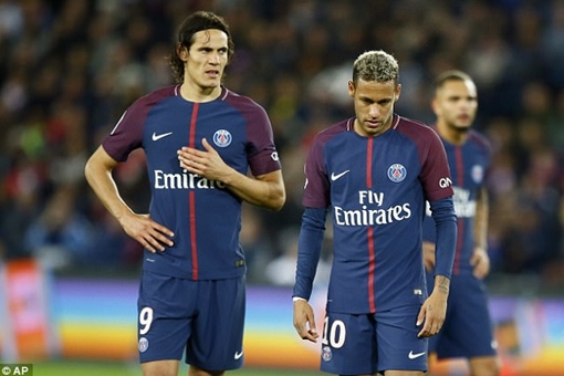 Từ chối 1 triệu Euro, Cavani không nhường đá phạt cho Neymar