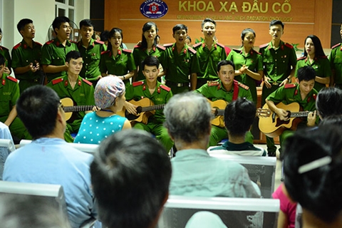 Chiến sĩ CAND đem lời ca tiếng hát đến với bệnh nhân K