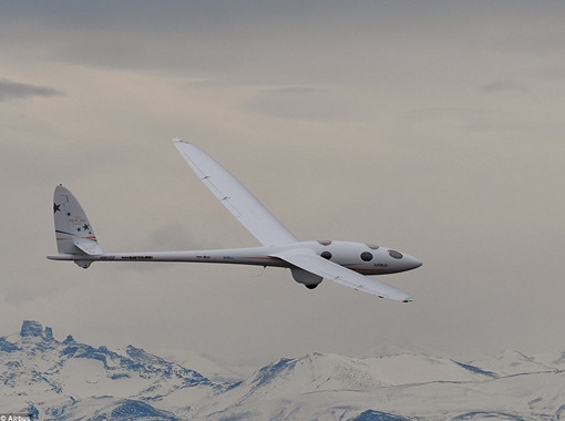 Choáng với máy bay không động cơ bay bằng sóng núi phá vỡ kỷ lục thế giới