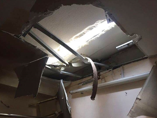 Hai thanh sắt dài 2m xuyên thủng nhà dân, chủ nhà suýt mất mạng