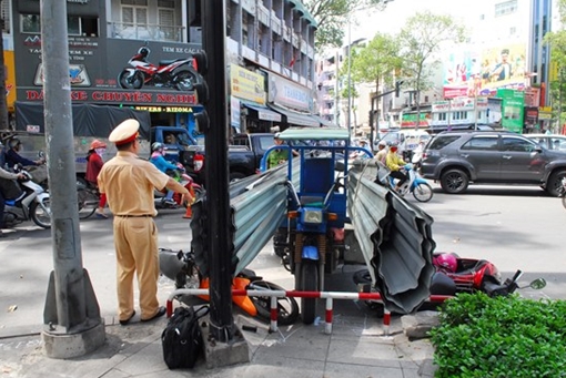 Hiểm họa khó lường từ những chiếc xe chở tôn, sắt thép