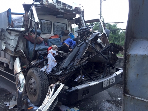 Tông vào xe tải đang dừng trên đường, 2 người tử vong trong cabin