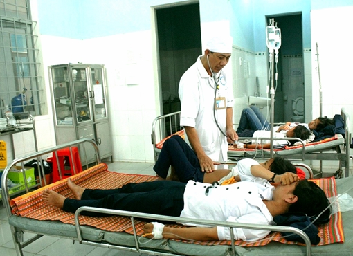 84 học sinh nhập viên sau khi ăn bánh, uống sữa từ thiện