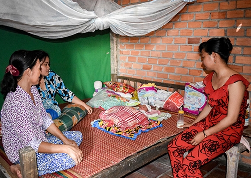 Nhói lòng phát hiện bé trai chưa cắt rốn bị bỏ trong bụi rậm