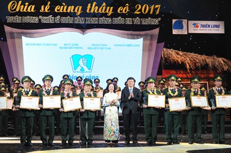 Tuyên dương Chiến sĩ quân hàm xanh nâng bước em tới trường