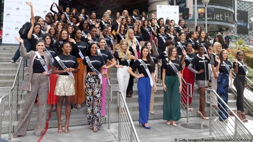 Ảnh "ngoại giao tự sướng" của Hoa hậu Iraq và Hoa hậu Israel "gây bão" trên mạng xã hội