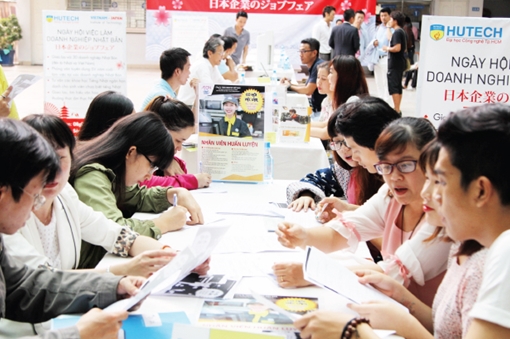 Cử nhân và việc làm - "Khoảng lệch" giữa đào tạo và thực tế