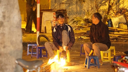Người dân Hà Nội đốt lửa sưởi ấm trong tiết trời đông