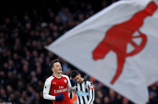  Siêu phẩm của Ozil đưa Arsenal trở lại top 4