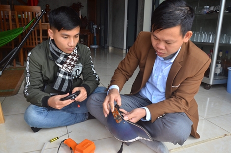 Mũ bảo hiểm thông minh của thầy trò vùng cao