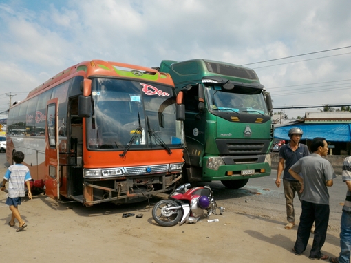 Tông xe liên hoàn trên quốc lộ 1A