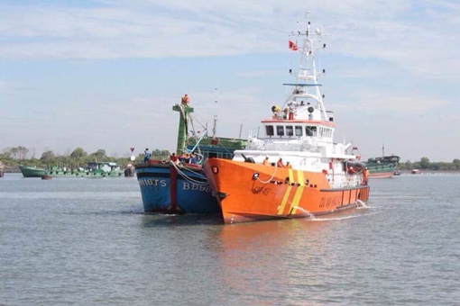 Cứu nạn thành công 15 thuyền viên gặp nạn  trong bão số 15