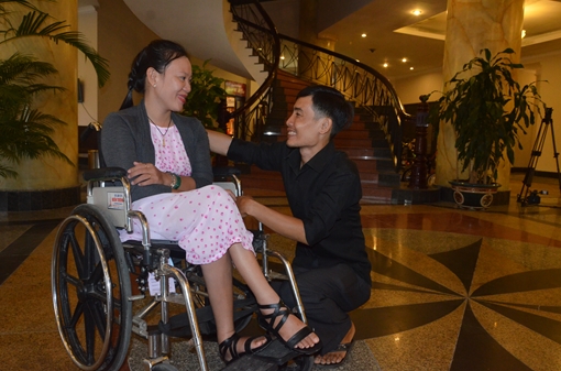 Chuyện tình đẹp như mơ của cô gái liệt hai chân