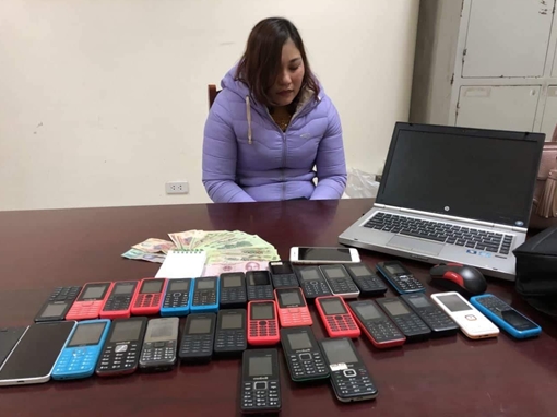 Tú bà điều gái với 30 chiếc điện thoại di động